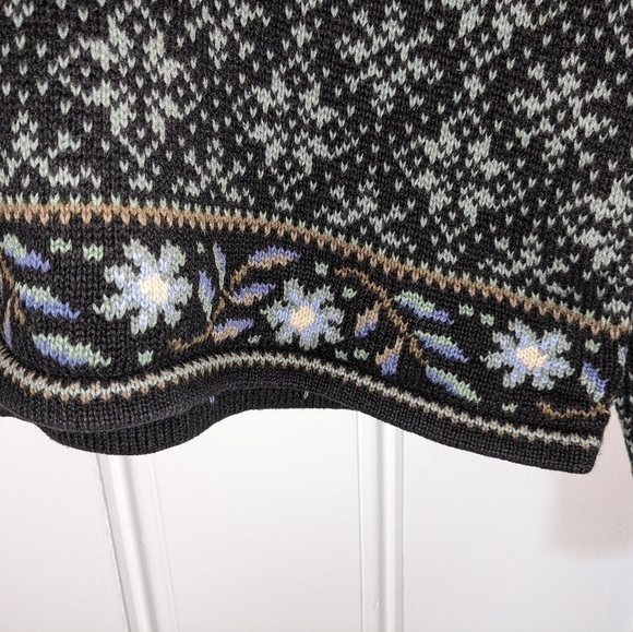 Nomadic traders sweater black and Lt blue snowflakes flowers 3 clasps - Picture 7 of 7